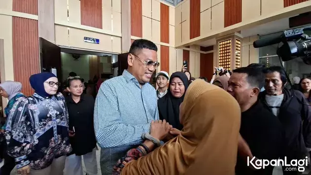 Ibu terdakwa penjarahan rumah cegat Uya Kuya © 2025 brilio.net