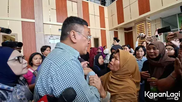 Ibu terdakwa penjarahan rumah cegat Uya Kuya © 2025 brilio.net