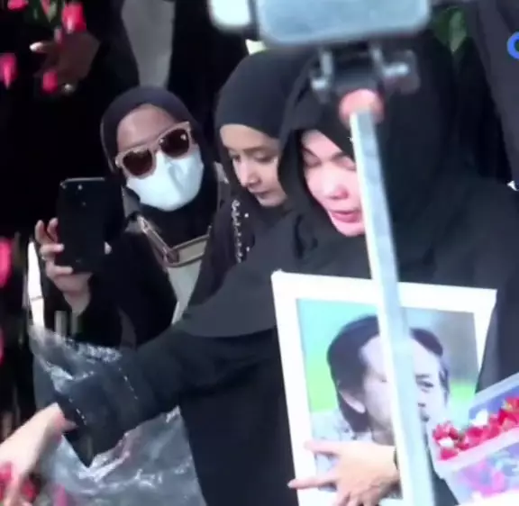 Epy Kusnandar dimakamkan di TPU Jeruk Purut Jakarta © 2025 brilio.net