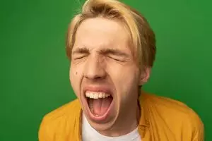 2 Menit gigi langsung putih, ini trik menghilangkan noda kuning gigi pakai 1 bumbu dapur