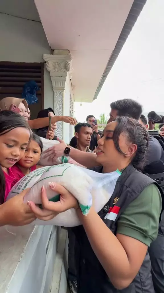 Zita Anjani terjun ke lokasi korban banjir Sumatra © 2025 brilio.net