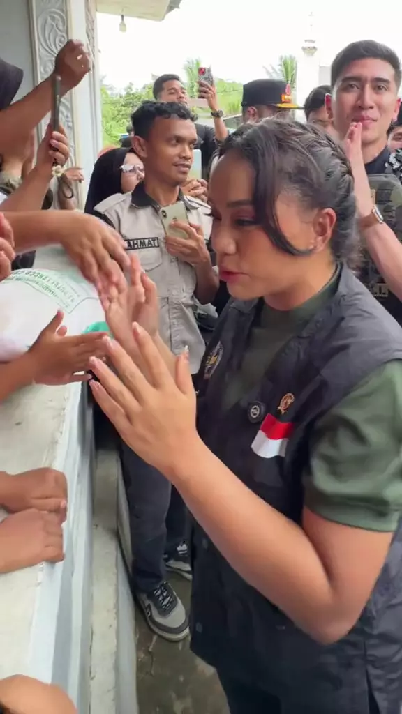 Zita Anjani terjun ke lokasi korban banjir Sumatra © 2025 brilio.net