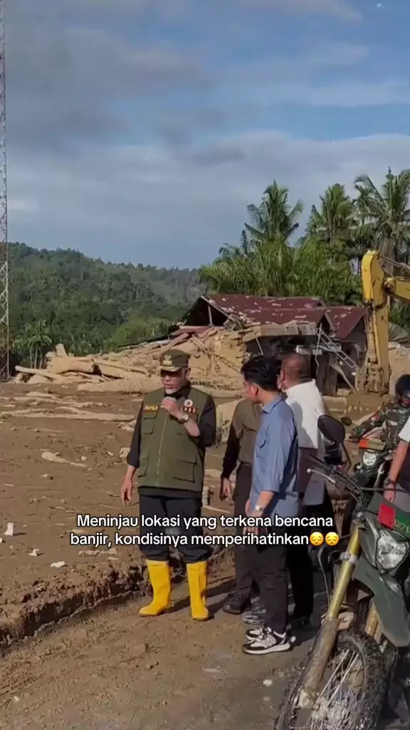 Gibran Rakabuming ke posko bencana Sumatra © 2025 TikTok