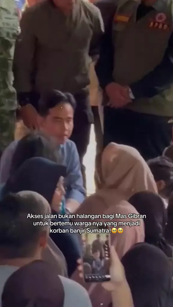 Gibran Rakabuming ke posko bencana Sumatra © 2025 TikTok