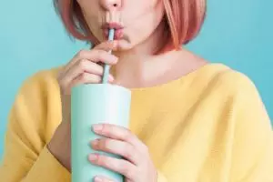 Tak punya sikat kecil untuk bersihkan sedotan botol minum? Gunakan 1 alat ini biar lumutnya terangkat