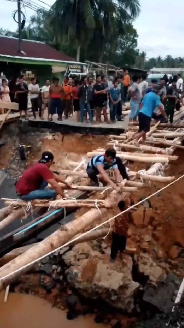 warga Tapanuli gotong royong bangun jembatan © berbagai sumber warga Tapanuli gotong royong bangun jembatan © berbagai sumber