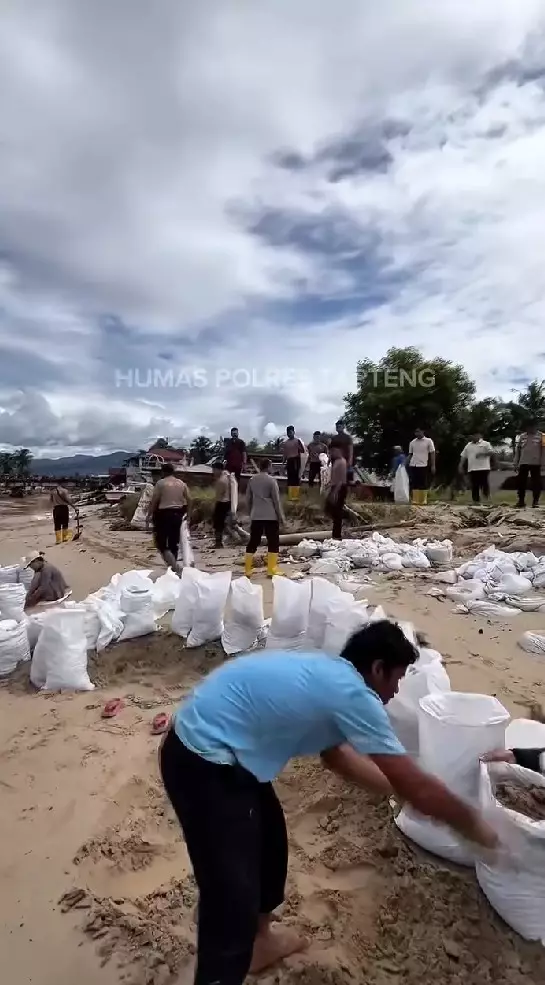 warga Tapanuli gotong royong bangun jembatan © berbagai sumber warga Tapanuli gotong royong bangun jembatan © berbagai sumber