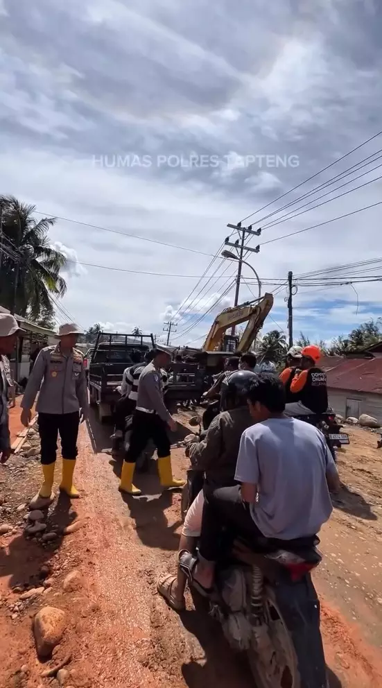 warga Tapanuli gotong royong bangun jembatan © berbagai sumber warga Tapanuli gotong royong bangun jembatan © berbagai sumber