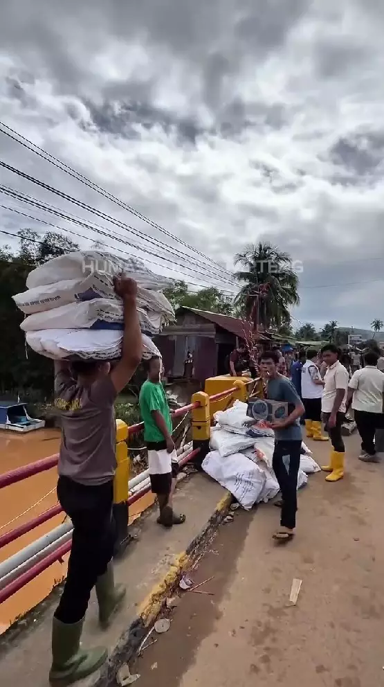 warga Tapanuli gotong royong bangun jembatan © berbagai sumber warga Tapanuli gotong royong bangun jembatan © berbagai sumber