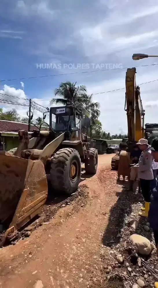 warga Tapanuli gotong royong bangun jembatan © berbagai sumber warga Tapanuli gotong royong bangun jembatan © berbagai sumber