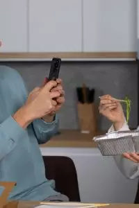 Biar hubungan makin seru dan hangat, kata-kata lucu gombalan receh tapi manis ini bisa jadi teman yang tepat.