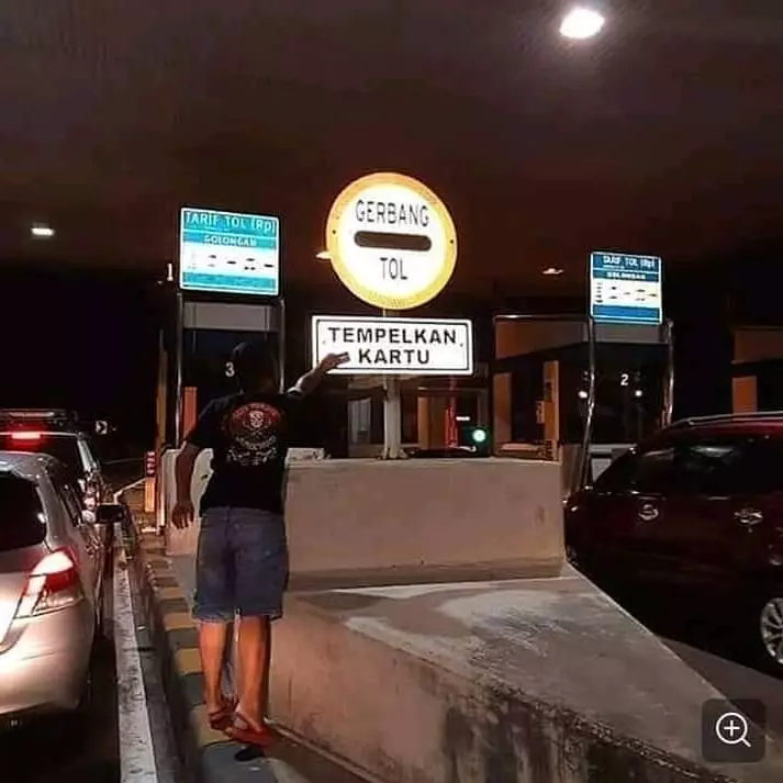 kelakuan absurd cowok © berbagai sumber kelakuan absurd cowok © berbagai sumber