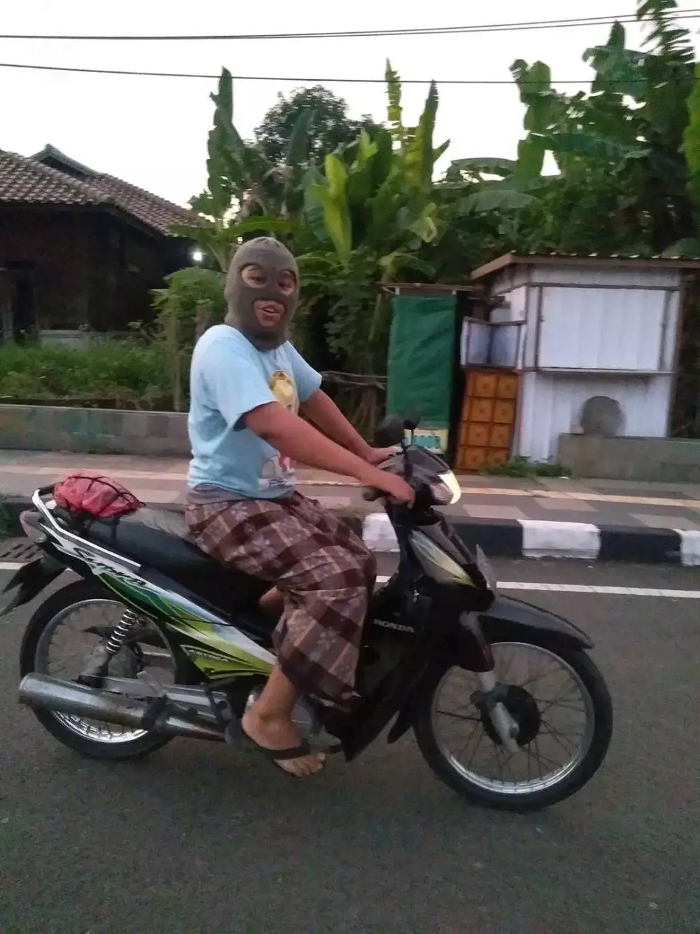 kelakuan absurd cowok © berbagai sumber kelakuan absurd cowok © berbagai sumber