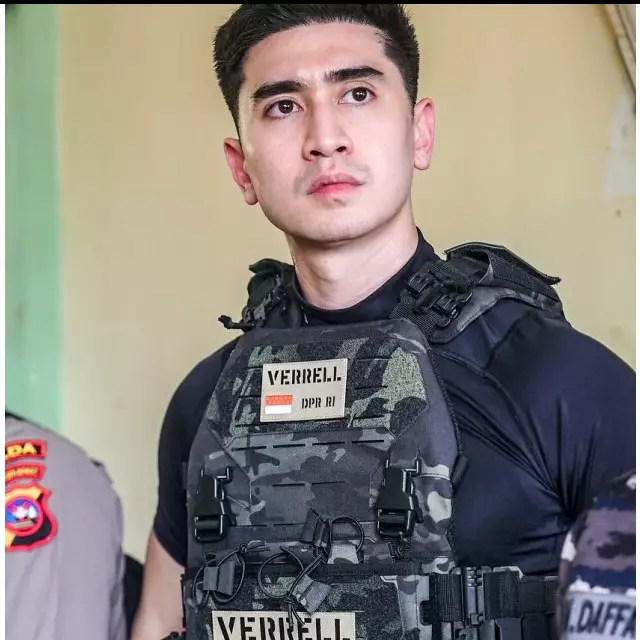 Viral rompi taktis Verrell Bramasta saat bantu korban banjir: Ini bedanya dengan rompi antipeluru