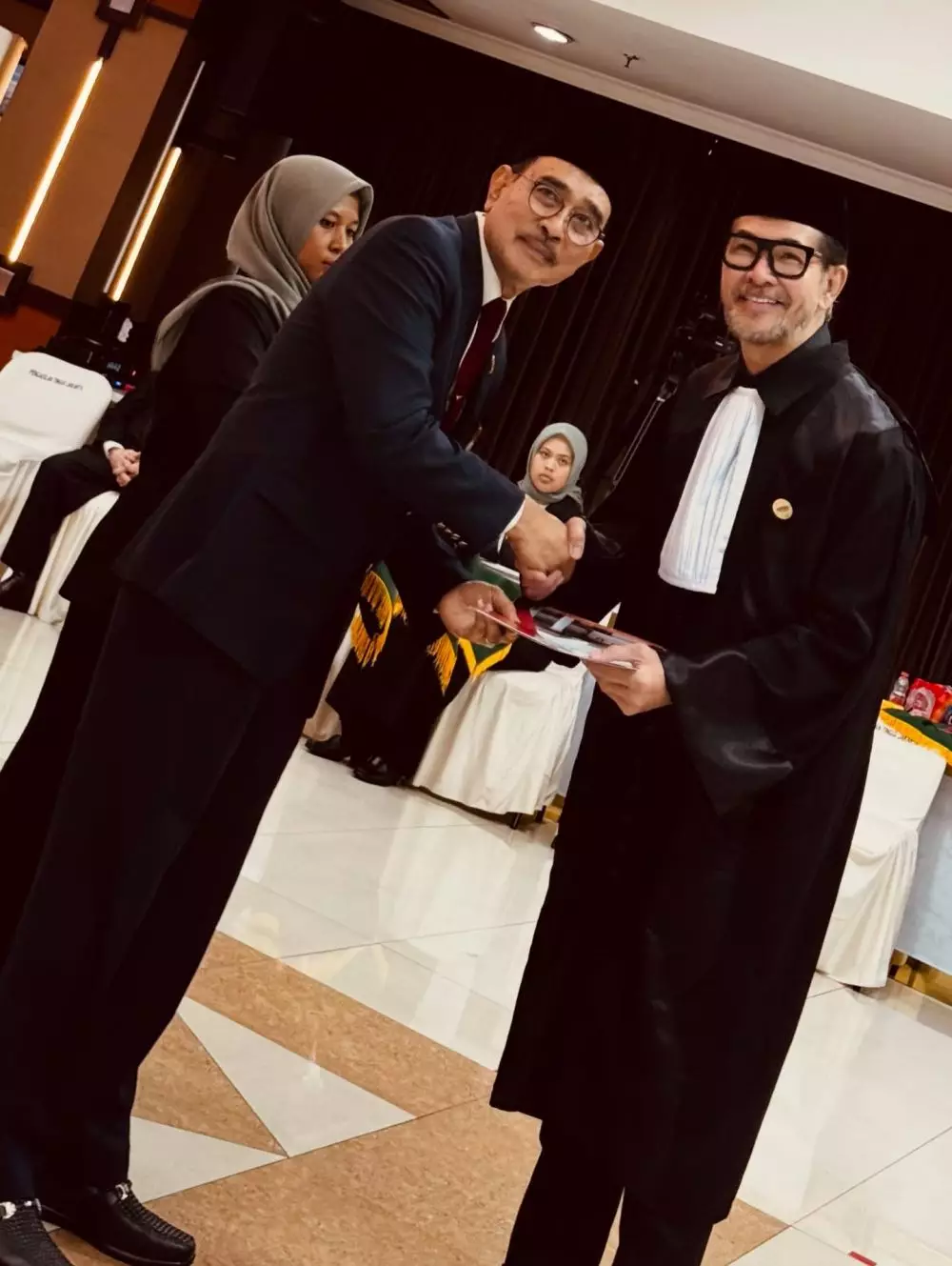 Ferry Salim jalani prosesi sumpah advokat © Instagram