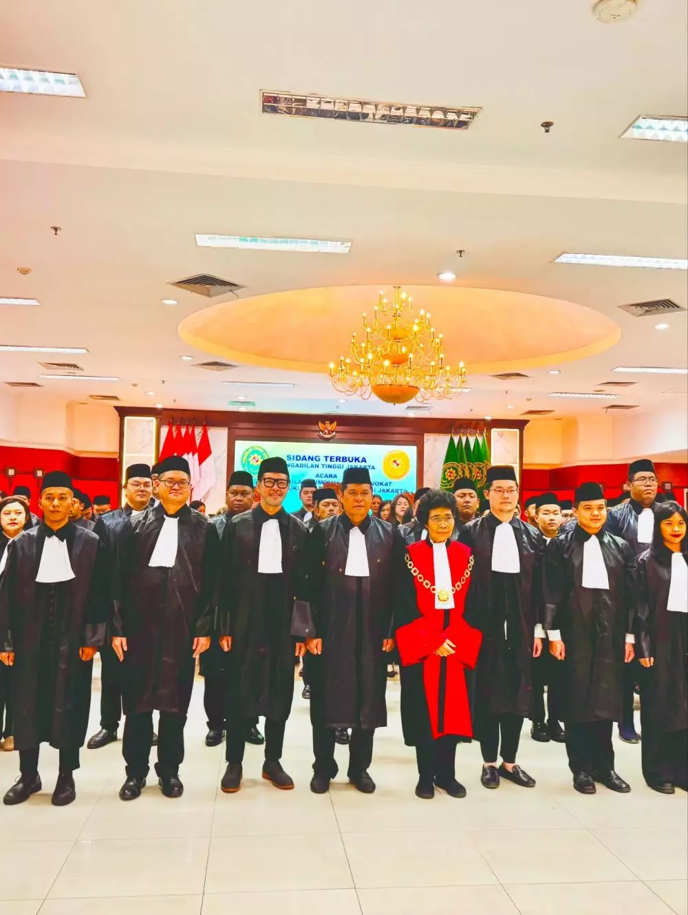 Ferry Salim jalani prosesi sumpah advokat © Instagram