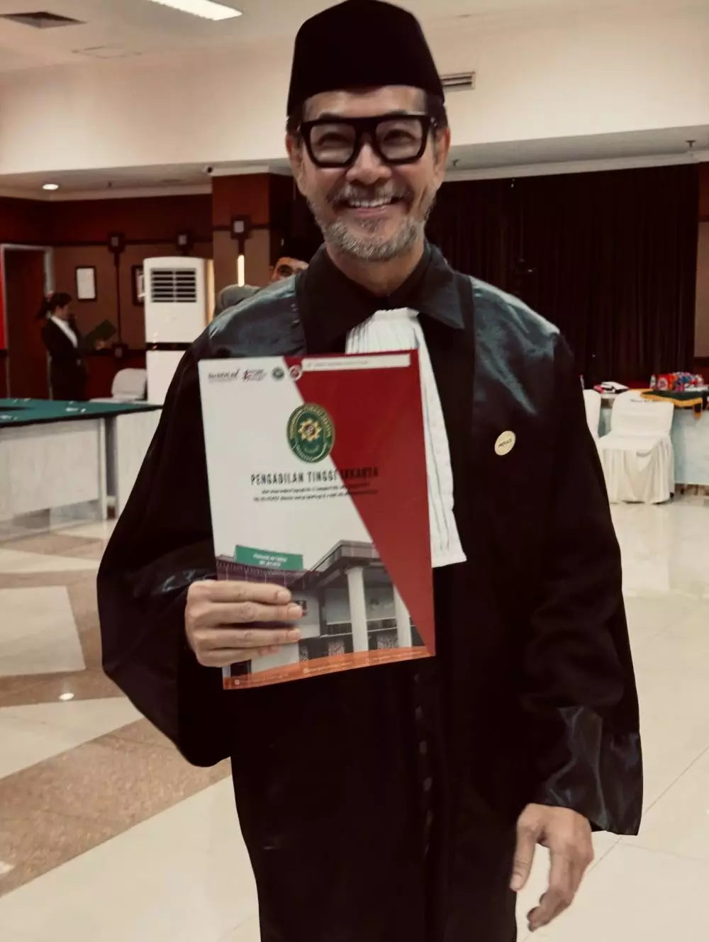 Ferry Salim jalani prosesi sumpah advokat © Instagram