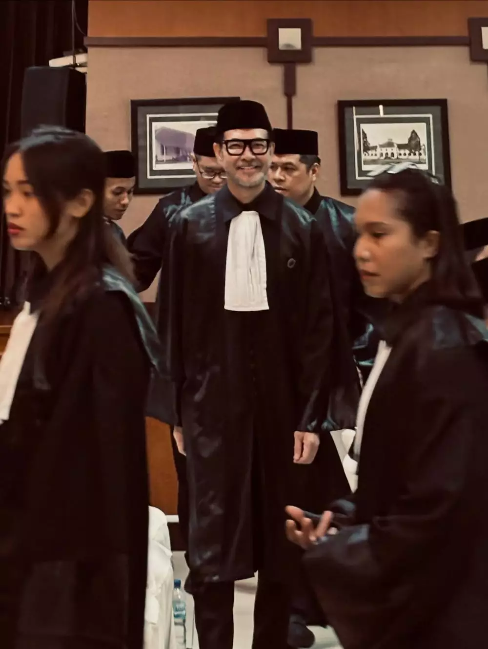 Ferry Salim jalani prosesi sumpah advokat © Instagram