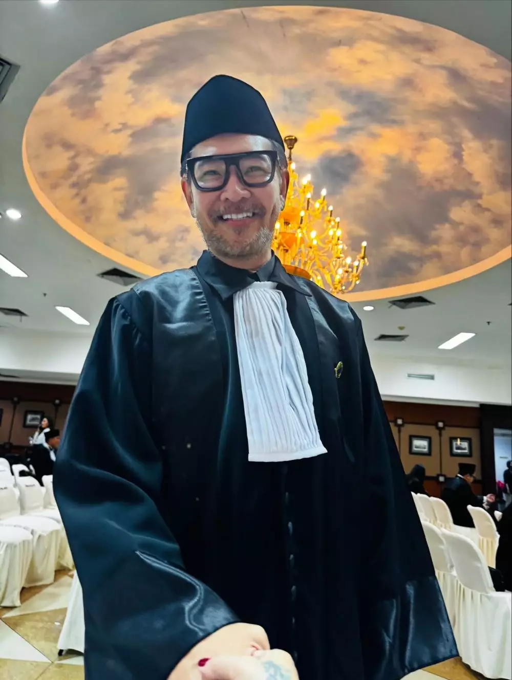 Ferry Salim jalani prosesi sumpah advokat © Instagram