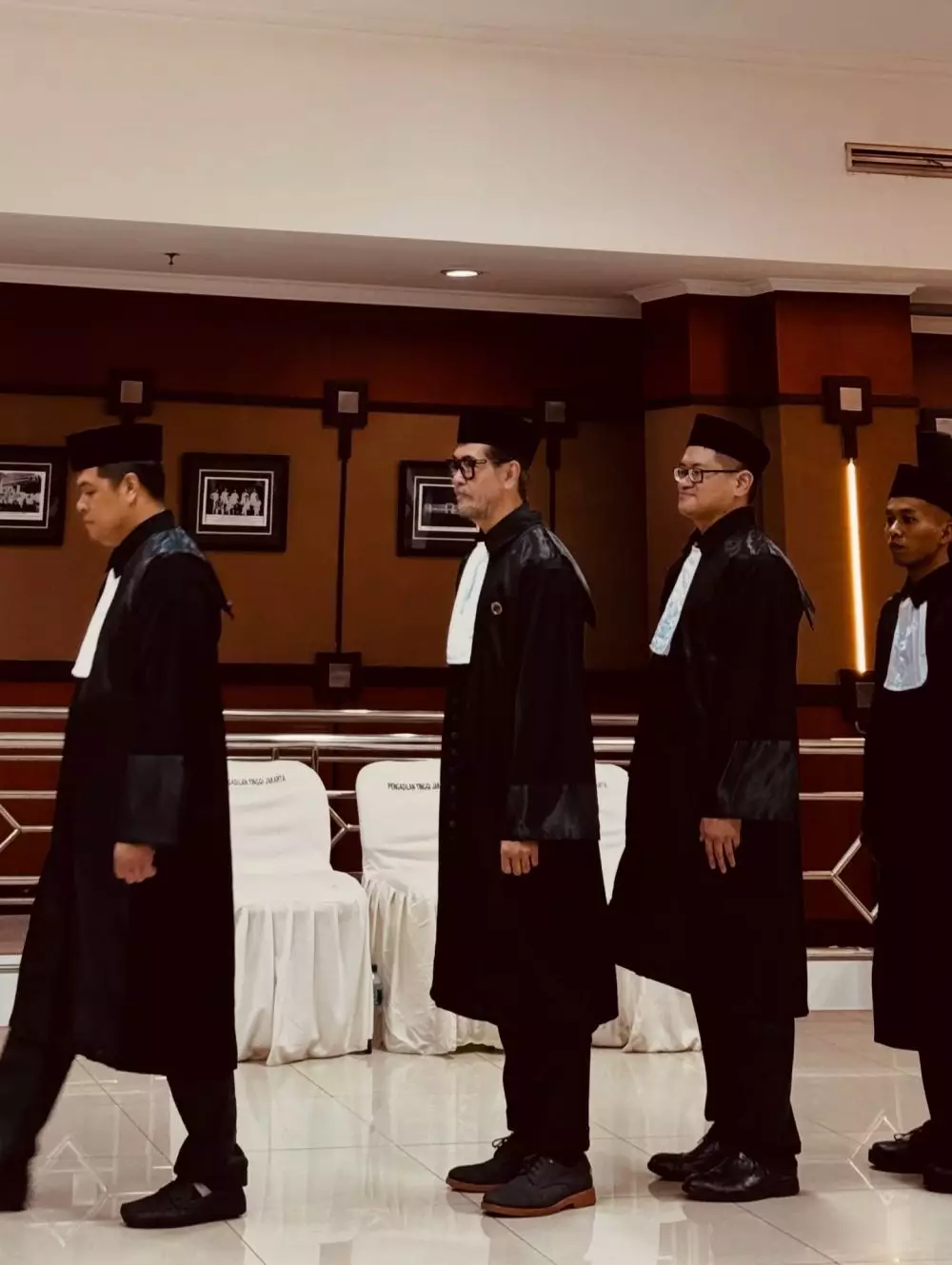 Ferry Salim jalani prosesi sumpah advokat © Instagram