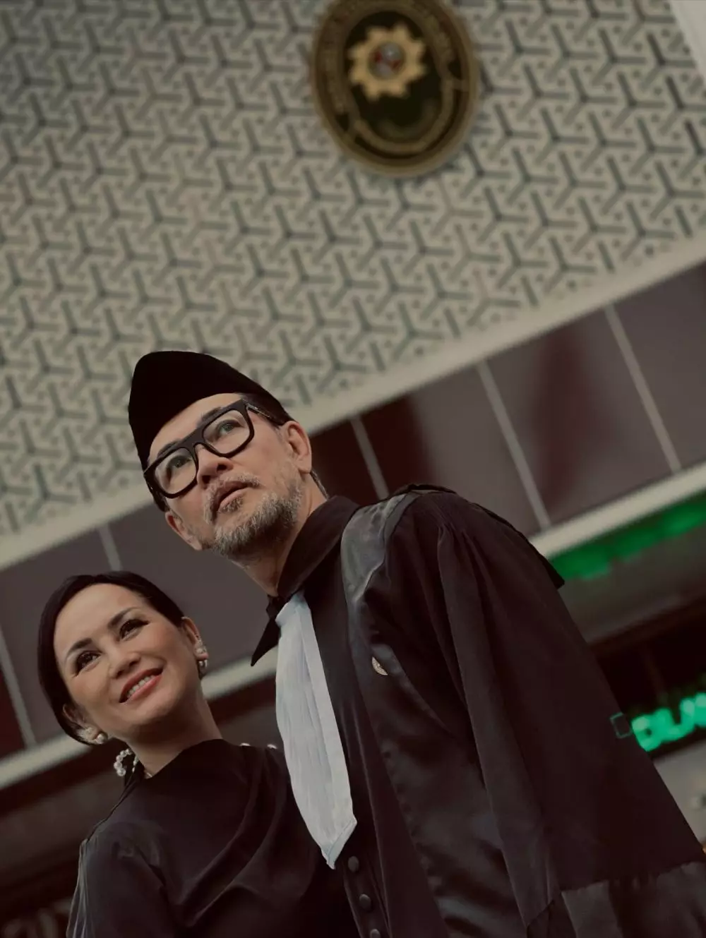 Ferry Salim jalani prosesi sumpah advokat © Instagram