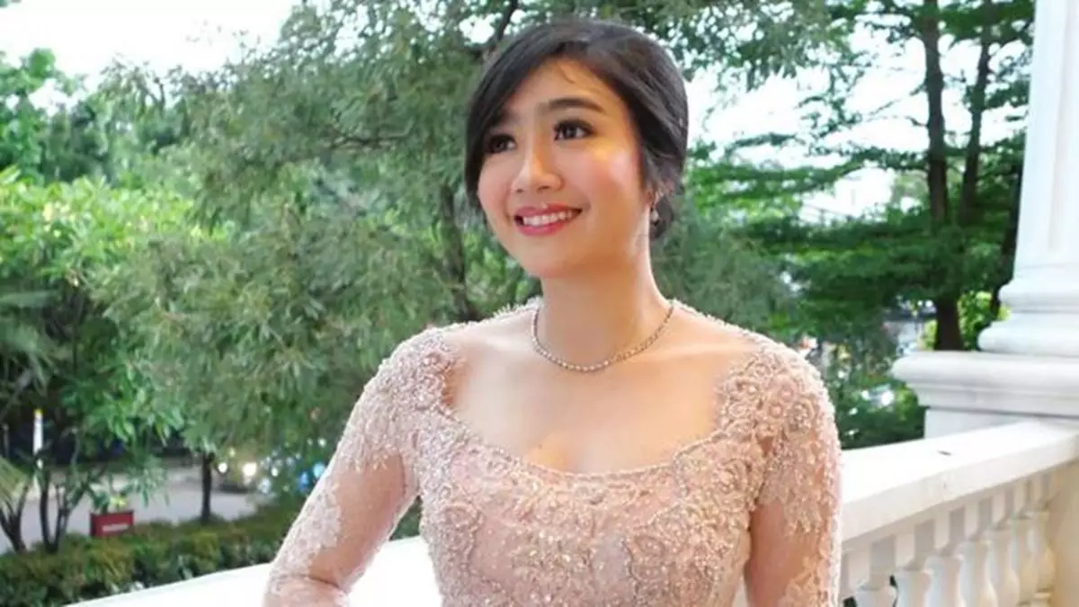 Gaya feminin Febby Rastanty mengenakan kebaya dusty pink, intip detailnya yang menawan