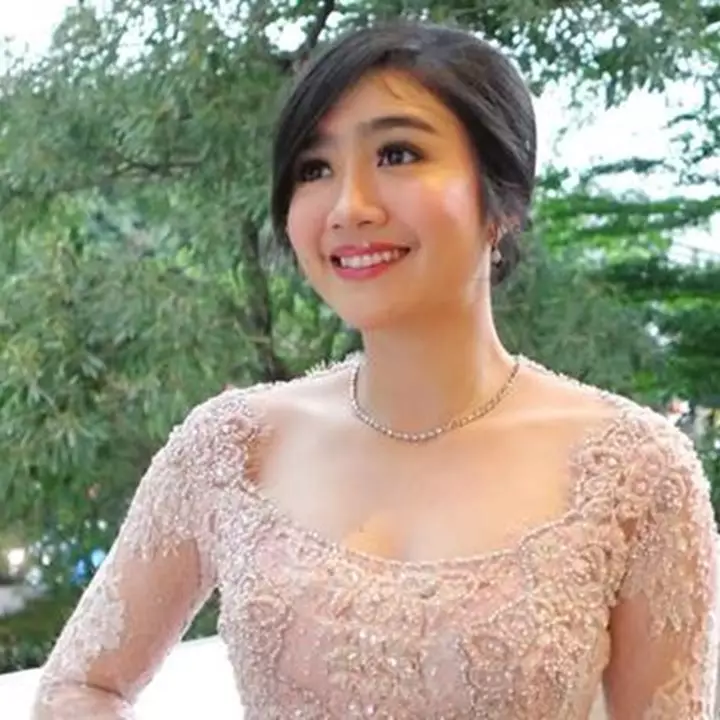 Gaya feminin Febby Rastanty mengenakan kebaya dusty pink, intip detailnya yang menawan