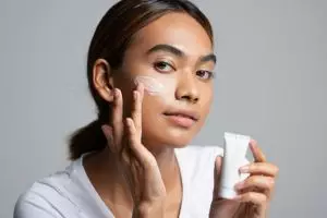 10 Rekomendasi primer lokal untuk kulit kering, lembap seharian dan makeup anticrack
