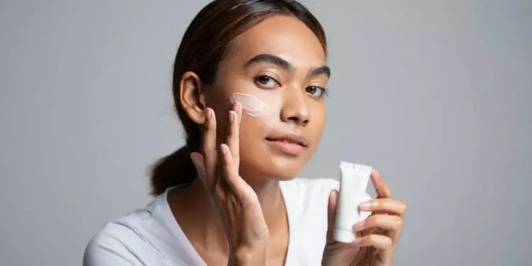 10 Rekomendasi primer lokal untuk kulit kering, lembap seharian dan makeup anticrack