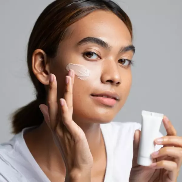 10 Rekomendasi primer lokal untuk kulit kering, lembap seharian dan makeup anticrack