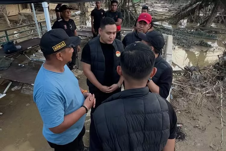 Raffi Ahmad donasi Rp15 miliar korban bencana Sumatera © 2025 brilio.net Raffi Ahmad donasi Rp15 miliar korban bencana Sumatera © 2025 brilio.net