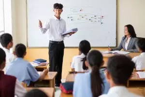 50 Pantun penutup presentasi kocak 2 baris, dijamin audiens ketawa di akhir sesi