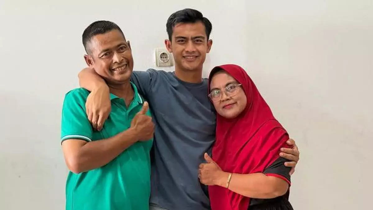 Potret kesederhanaan mendiang ayah Pratama Arhan, jadi sosok inspiratif bagi sang anak