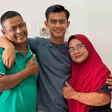 Potret kesederhanaan mendiang ayah Pratama Arhan, jadi sosok inspiratif bagi sang anak