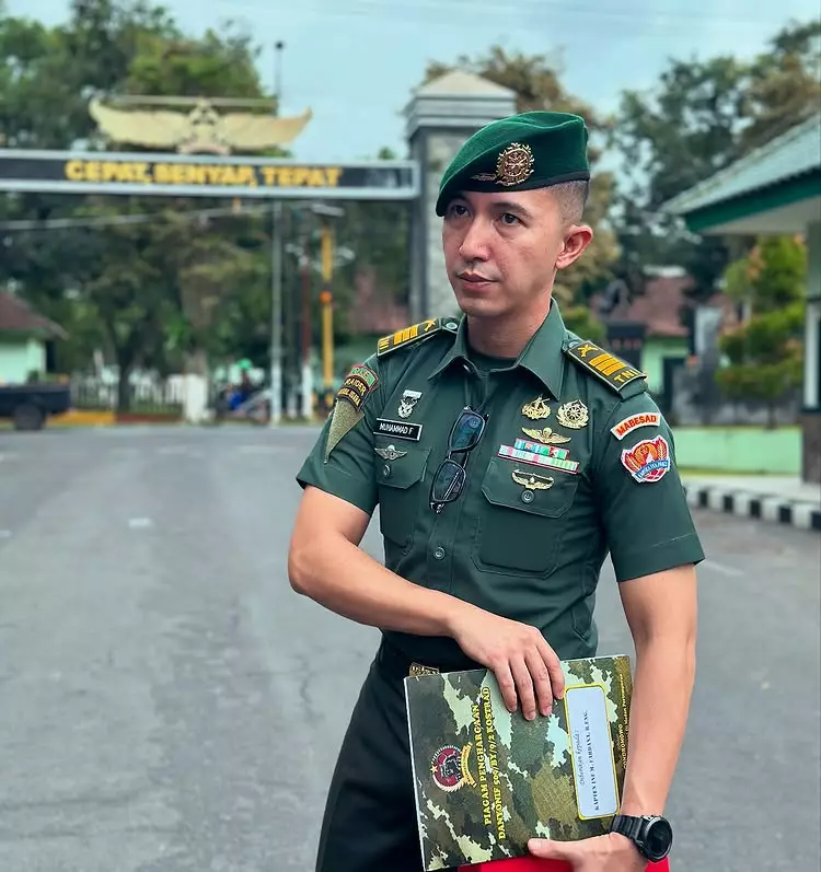 Muhammad Fardhana mantan Ayu Ting Ting di Kostrad Surabaya © 2025 brilio.net