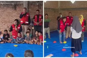 7 Potret Komeng pakai rompi PMI kunjungi korban bencana di Agam Sumbar, hibur anak-anak pengungsian