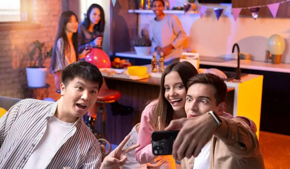 Kata-kata lucu buat teman gokil yang heboh © 2025 Freepik.com