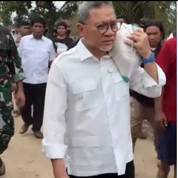 Video Zulhas panggul beras saat beri bantuan korban bencana  viral, ini tanggapan santai sang menteri