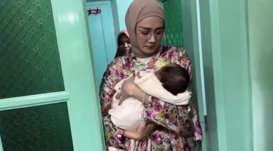 Ahmad Dhani Mulan Jameela akikah anak adopsinya © YouTube