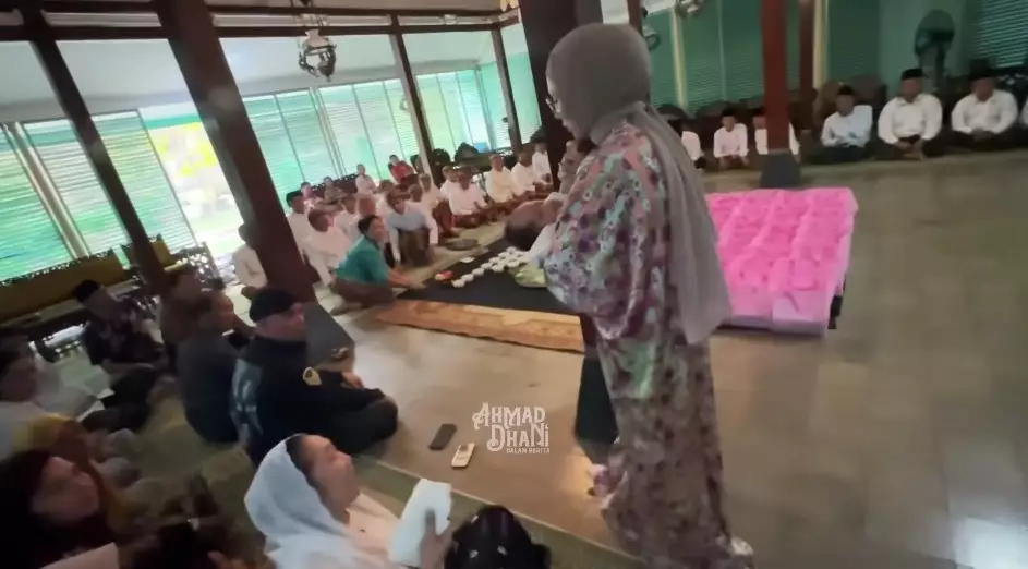 Ahmad Dhani Mulan Jameela akikah anak adopsinya © YouTube