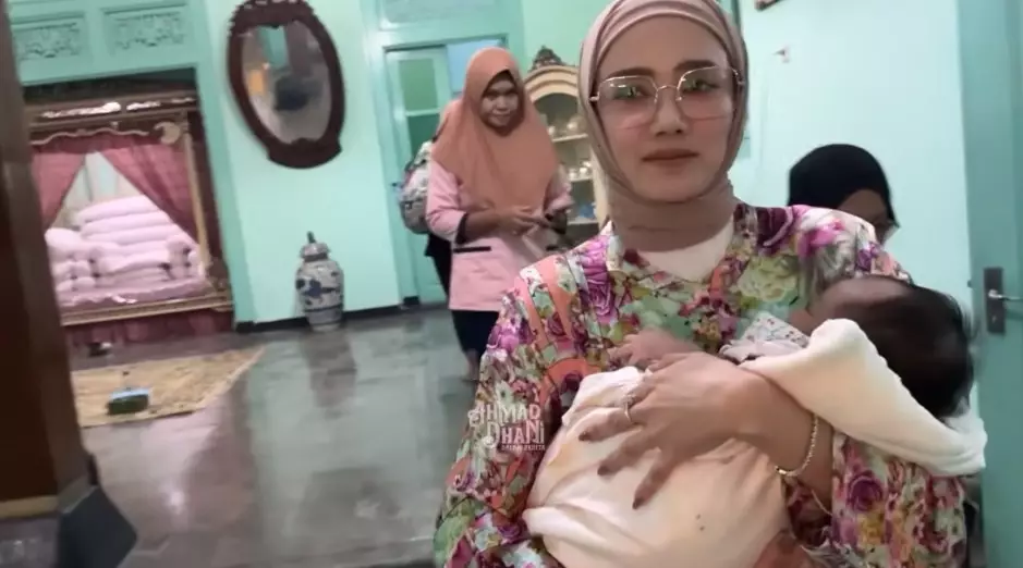 Ahmad Dhani Mulan Jameela akikah anak adopsinya © YouTube