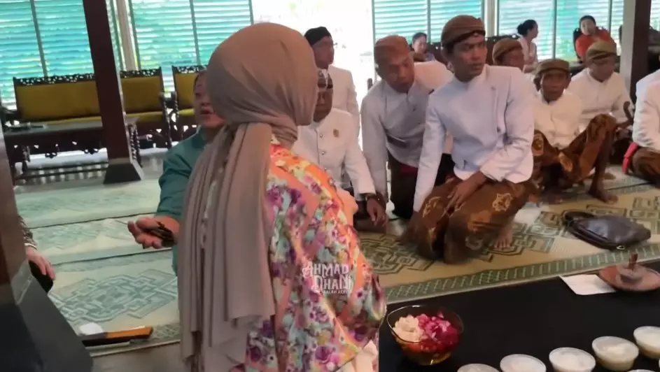 Ahmad Dhani Mulan Jameela akikah anak adopsinya © YouTube