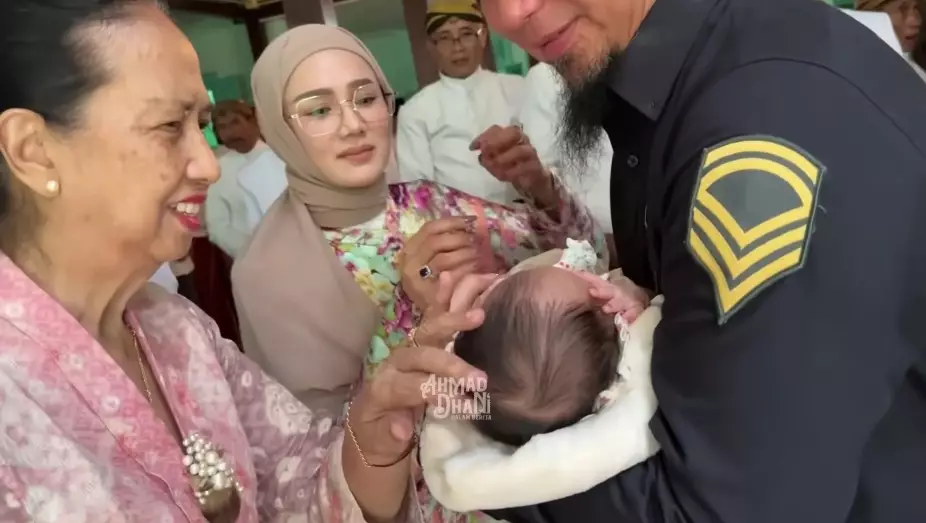 Ahmad Dhani Mulan Jameela akikah anak adopsinya © YouTube