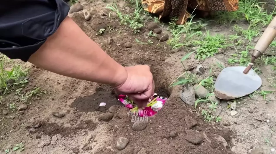 Ahmad Dhani Mulan Jameela akikah anak adopsinya © YouTube