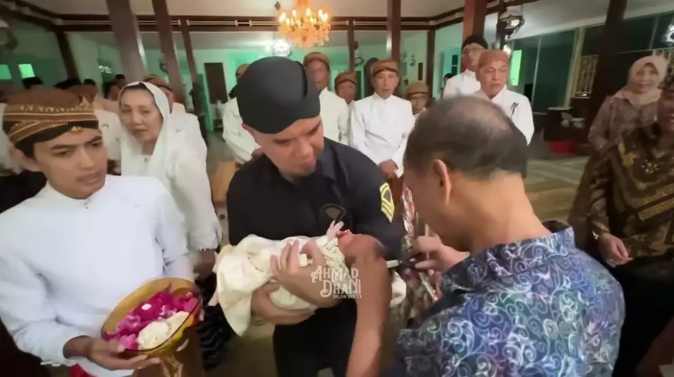 Ahmad Dhani Mulan Jameela akikah anak adopsinya © YouTube