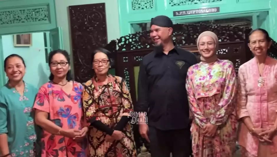 Ahmad Dhani Mulan Jameela akikah anak adopsinya © YouTube