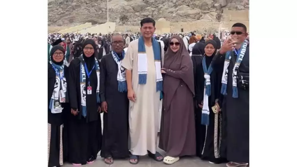 Bupati Aceh Selatan minta maaf usai umrah tanpa izin © 2025 brilio.net Bupati Aceh Selatan minta maaf usai umrah tanpa izin © 2025 brilio.net