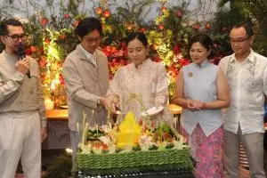 6 Potret Dhika Himawan mitoni 7 bulanan kehamilan, Ferry Salim bahagia segera timang cucu pertama