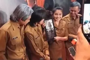 6 Potret keluarga Karina Ranau berbaju PNS hadiri premiere Qorin 2, wujudkan permintaan Epy Kusnandar