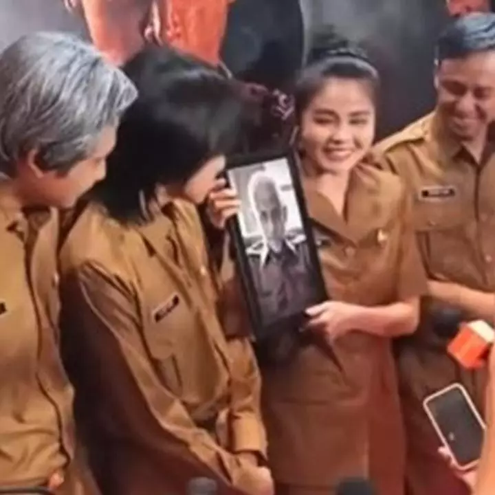 6 Potret keluarga Karina Ranau berbaju PNS hadiri premiere Qorin 2, wujudkan permintaan Epy Kusnandar